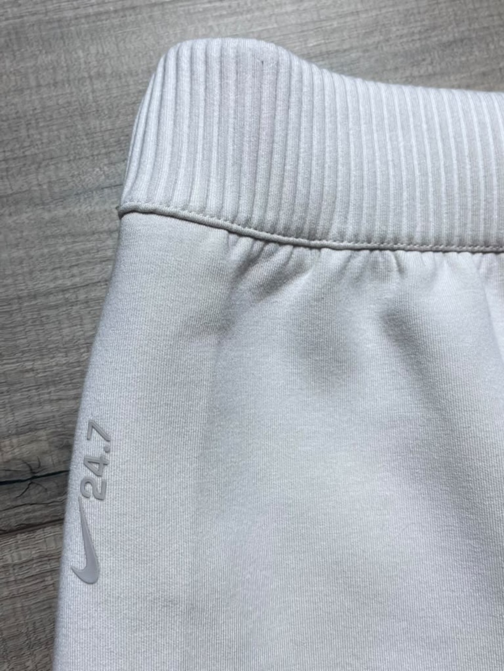 Nike Womens 24.7 Impossiblysoft Mid-Rise Loose 4” Shorts Size XL Light Cream - Picture 15 of 16